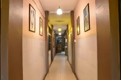 an empty hallway with a hallwayngthngthngthngthngthngthngthngthngthngth at The Backpacker stn in Nonthaburi
