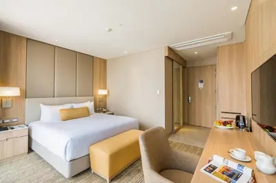a hotel room with a bed and a table at SKYVIEW Hotel Bangkok - Sukhumvit in Bangkok