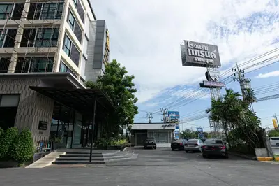 a street sign in front of a building at Grand Ratchapruek Hotel in Ban Bang Phlap