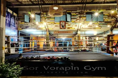 a ring in the middle of a boxing ring at Sor Vorapin Muay Thai Home in Bangkok