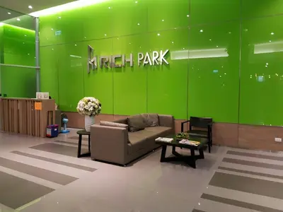 a lobby with a couch and a green wall at Rich Park@Tao poon interchange in Bang Su