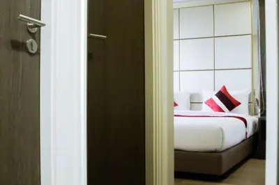 a bedroom with a bed and a window at Hope Land Hotel Sukhumvit 8 in Bangkok