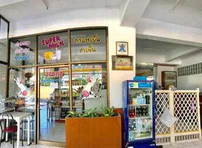 a fast food restaurant with a soda machine in front of it at Tat Hotel in Bangkok