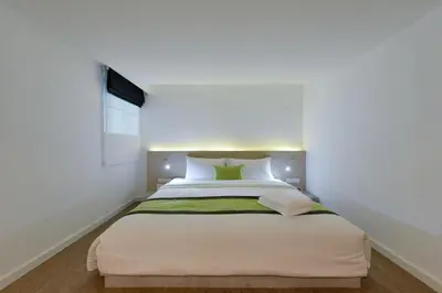 a bedroom with a large white bed in a room at iCheck inn Sukhumvit 19 in Bangkok