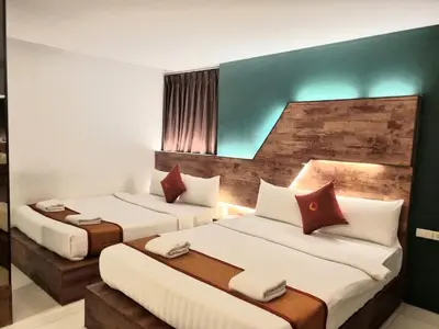 two beds in a hotel room with at Cozi Inn Hotel, Bangkok in Bangkok