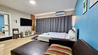 a living room with a bed and a couch at อิมแพ็ค เมืองทองธานี ห้องเช่ารายวัน เมืองทอง popular condo C5 in Ban Bang Phang