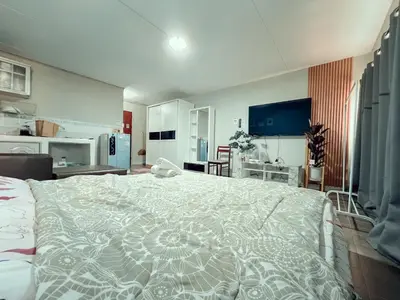 a bedroom with a large bed in a room at อิมแพ็ค เมืองทองธานี ห้องเช่ารายวัน เมืองทอง popular condo C5 in Ban Bang Phang