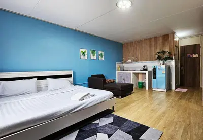 a bedroom with a bed and a blue wall at อิมแพ็ค เมืองทองธานี ห้องเช่ารายวัน เมืองทอง popular condo C5 in Ban Bang Phang