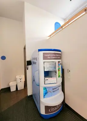 a bathroom with a machine in a room at Citadines Sukhumvit 16 Bangkok in Bangkok