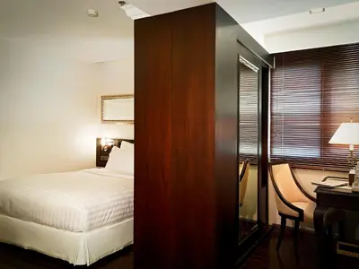 a hotel room with a bed and a desk and a desk sidx sidx sidx sidx at Gulliver's Tavern Hotel in Bangkok