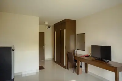 a room with a desk with a television on it at Crystal Place Parkkred in Nonthaburi