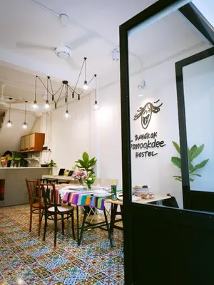 a dining room with a table and chairs at Bangkok Sanookdee Hostel in Bangkok