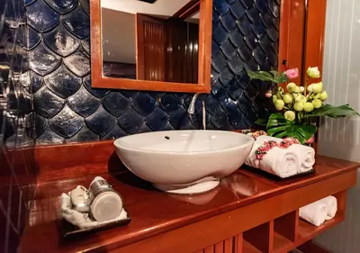 a bathroom with a bowl sink on a counter at Dang Derm Khaosan in Bangkok
