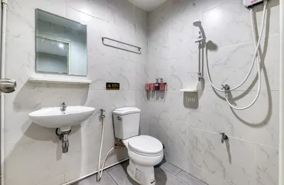 a bathroom with a toilet and a sink and a shower at Red Pin Inn \u597d\u8fd0\u65c5\u9986 in Bangkok