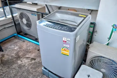 a trash can in a room with a fan at Red Pin Inn \u597d\u8fd0\u65c5\u9986 in Bangkok