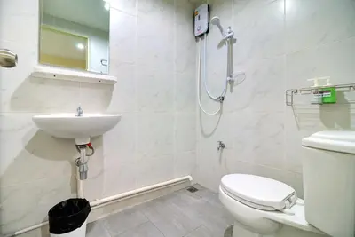 a bathroom with a toilet and a sink and a shower at Red Pin Inn \u597d\u8fd0\u65c5\u9986 in Bangkok