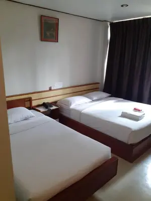 two beds in a hotel room with at Malaysia Hotel Bangkok in Bangkok