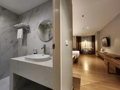a bathroom with a sink and a mirror at Brighton Hotel Bangkok in Bangna
