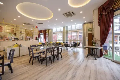 a restaurant with tables and chairs and a bar at Bangkok Rama Hotel in Bangkok