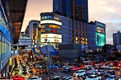 a busy city street filled with lots of cars at Baan Sukhumvit Soi 20 in Bangkok
