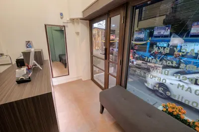 a room with a shop with a window and a bench at Spacy BKK in Bangkok