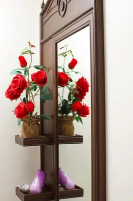 a mirror with red roses in a room at Chang Siam Inn in Bangkok