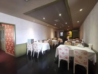 a dining room with white tables and chairs at LEE PLACE HOTEL in Bangkok