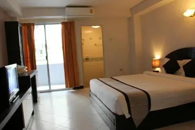 a hotel room with a bed and a television at ลีลาวดี ซอยมหาดไทย รามคำแหง65 Mahadthai in Bangkok