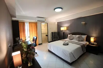 a hotel room with a bed and a bathroom at ลีลาวดี ซอยมหาดไทย รามคำแหง65 Mahadthai in Bangkok