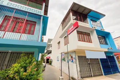 a building with a sign in front of it at OYO 525 MRT Phetkasem 48 -1 Place in Bangkok