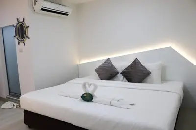 a white bed with a bowl on top of it at Bed By Boat @Nonthaburi Pier in Nonthaburi