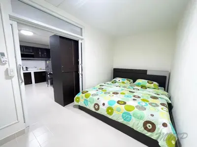 a bedroom with a bed and a kitchen at ป็อปปูล่าคอนโด เมืองทองธานี ใกล้ Impact 酒店 公寓 in Thung Si Kan