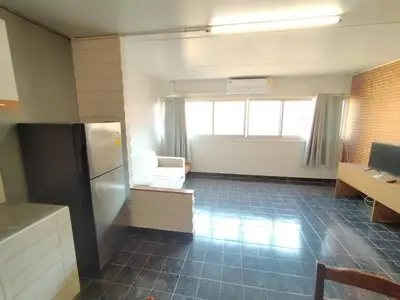a kitchen with a couch and a refrigerator in a room at ป็อปปูล่าคอนโด เมืองทองธานี ใกล้ Impact 酒店 公寓 in Thung Si Kan