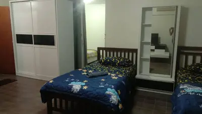 a bedroom with two beds and a mirror at ป็อปปูล่าคอนโด เมืองทองธานี ใกล้ Impact 酒店 公寓 in Thung Si Kan