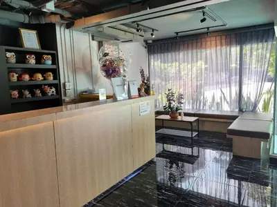 a bar in a restaurant with a counter at The Key Point Hotel in Bangkok