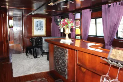 a room with a podium with a vase of flowers on it at Sabai Sabai Liveaboard Bangkok in Bangkok