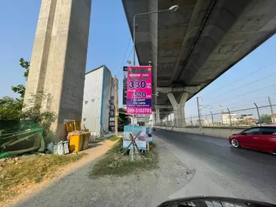 a speed limit sign on the side of a highway at Charinsup Pinklao Hotel in Bang Kruai