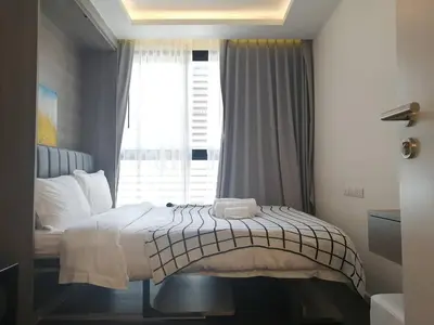 a bedroom with a bed and a window at Bangkok Asok Circle REIN Sukhumvit 12#2BR&3BR#Pool&Gym#Near Terminal 21 in Bangkok
