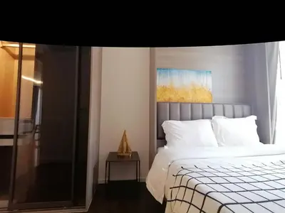 a bedroom with a bed and a painting on the wall at Bangkok Asok Circle REIN Sukhumvit 12#2BR&3BR#Pool&Gym#Near Terminal 21 in Bangkok