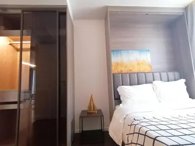 a bedroom with a white bed and a window at Bangkok Asok Circle REIN Sukhumvit 12#2BR&3BR#Pool&Gym#Near Terminal 21 in Bangkok