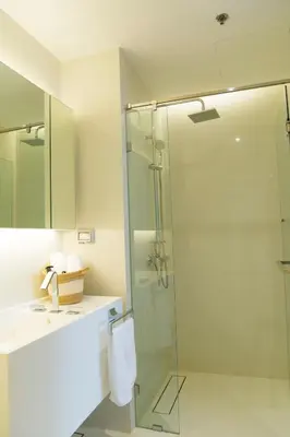 a bathroom with a glass shower and a sink at Sukhumvit 11#Luxury#Pool#Gym#BTS Nana&MRT Sukhumvit#1BR#Max4ppl in Bangkok