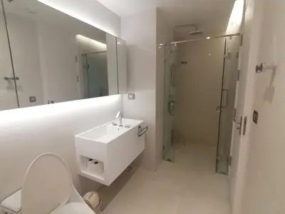 a bathroom with a toilet and a sink and a shower at Sukhumvit 11#Luxury#Pool#Gym#BTS Nana&MRT Sukhumvit#1BR#Max4ppl in Bangkok