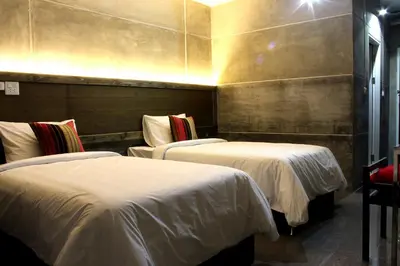 a room with two beds in a room at Bangkok 68 in Bangkok