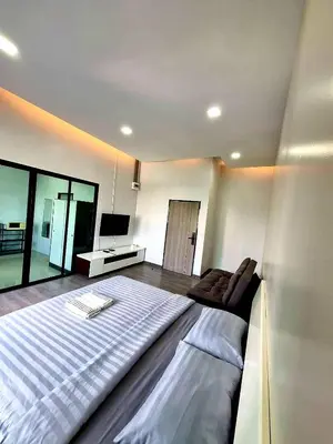 a bedroom with a large bed and a television at Aqua Residences อควา เรสซิเดนซ์ ห้องพักใหม่ให้เช่า ติดรถไฟฟ้าสถานีวุฒากาศ in Bangkok