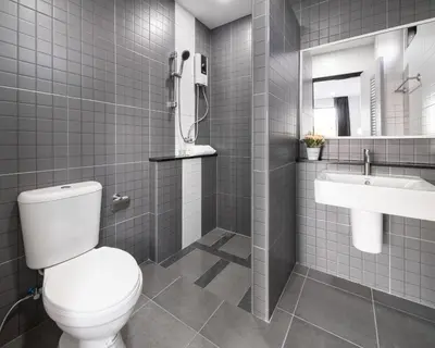 a bathroom with a toilet and a sink at Aqua Residences อควา เรสซิเดนซ์ ห้องพักใหม่ให้เช่า ติดรถไฟฟ้าสถานีวุฒากาศ in Bangkok