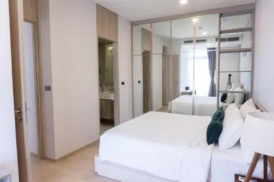 a bedroom with a white bed and a mirror at Wyndham Garden Bangkok Sukhumvit 42 in Bangkok