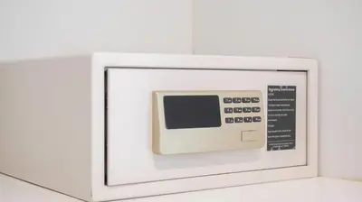 a microwave oven sitting on top of a counter at Pas Cher Hotel de Bangkok in Bangkok