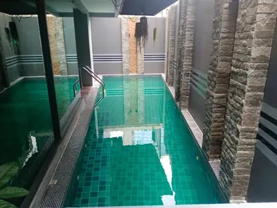 an overhead view of a swimming pool with green tiles at J Residence Thonglor 8 in Bangkok