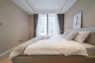 a bedroom with a large bed with a large window at Sukhumvit 11#Luxury#Pool#Gym#BTS Nana&MRT Sukhumvit#1BR#Max2ppl in Bangkok
