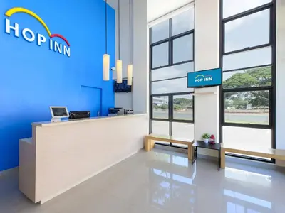 an office lobby with a hop inn sign on the wall at HOP INN Bangkok Krung Thonburi Station in Bangkok